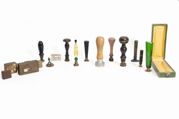 Lotto composto da sedici sigilli in materiali ed epoche diversi  - Asta Incanti d'Arte - Associazione Nazionale - Case d'Asta italiane