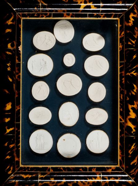 Coppia di cornici a teca in finta tartaruga con calchi in gesso di cammei, in stile neoclassico  - Asta Incanti d'Arte - Associazione Nazionale - Case d'Asta italiane