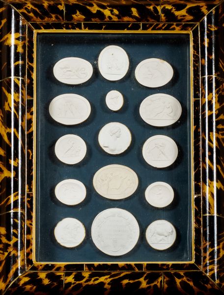 Coppia di cornici a teca in finta tartaruga con calchi in gesso di cammei, in stile neoclassico  - Asta Incanti d'Arte - Associazione Nazionale - Case d'Asta italiane