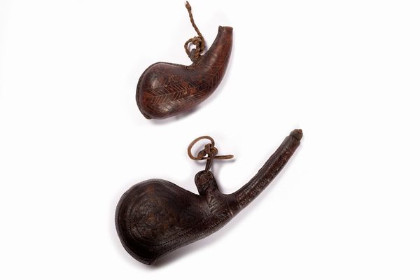 Due antichi porta polvere in cuoio lavorato  - Asta Incanti d'Arte - Associazione Nazionale - Case d'Asta italiane