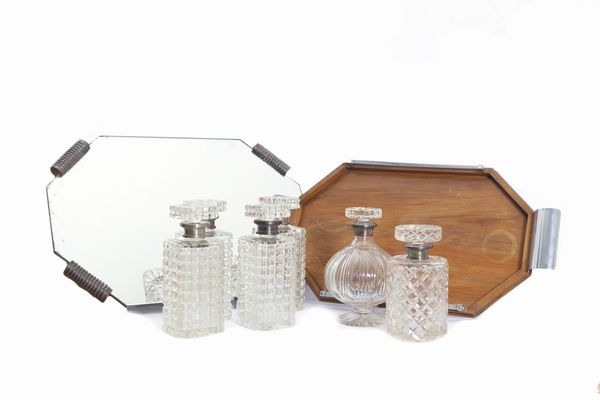 Lotto composto da sei bottiglie in cristallo e argento e due vassoi  - Asta Incanti d'Arte - Associazione Nazionale - Case d'Asta italiane