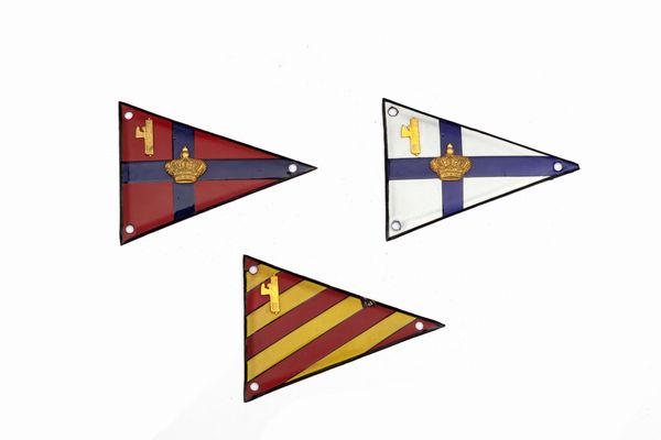 Lotto composto da tre placche a bandiera triangolare in metallo e smalti con fascio littorio e corona  - Asta Incanti d'Arte - Associazione Nazionale - Case d'Asta italiane