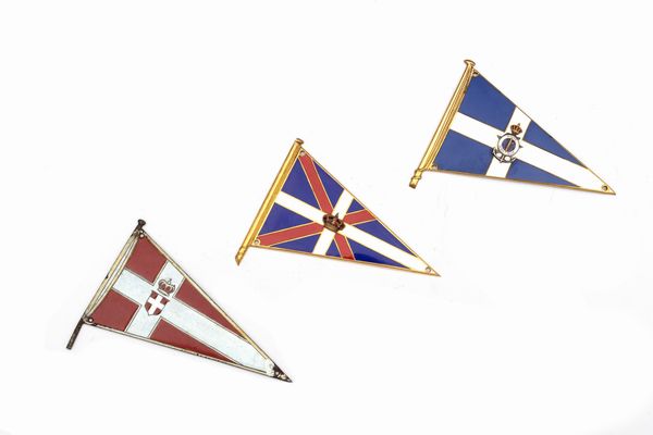 Lotto composto da tre placche a bandiera triangolare in metallo e smalti  - Asta Incanti d'Arte - Associazione Nazionale - Case d'Asta italiane