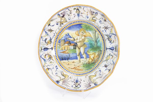 Piatto istoriato in ceramica con tesa a grottesche, Cantagalli fine secolo XIX - inizi secolo XX  - Asta Incanti d'Arte - Associazione Nazionale - Case d'Asta italiane
