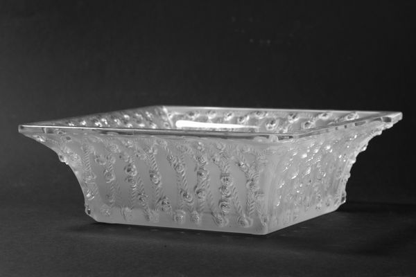 LALIQUE : Centrotavola in cristallo satinato  - Asta Incanti d'Arte - Associazione Nazionale - Case d'Asta italiane