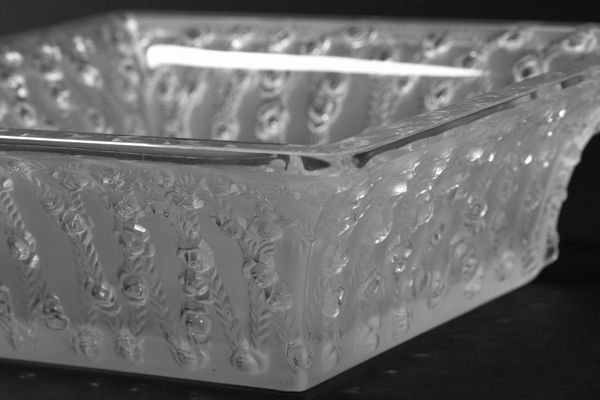 LALIQUE : Centrotavola in cristallo satinato  - Asta Incanti d'Arte - Associazione Nazionale - Case d'Asta italiane