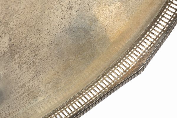 Grande vassoio in metallo argentato, Inghilterra secolo XX  - Asta Incanti d'Arte - Associazione Nazionale - Case d'Asta italiane
