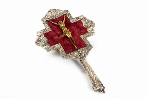 Crocifisso in bronzo dorato, secolo XVIII, montato su supporto in argento, secolo XIX  - Asta Incanti d'Arte - Associazione Nazionale - Case d'Asta italiane