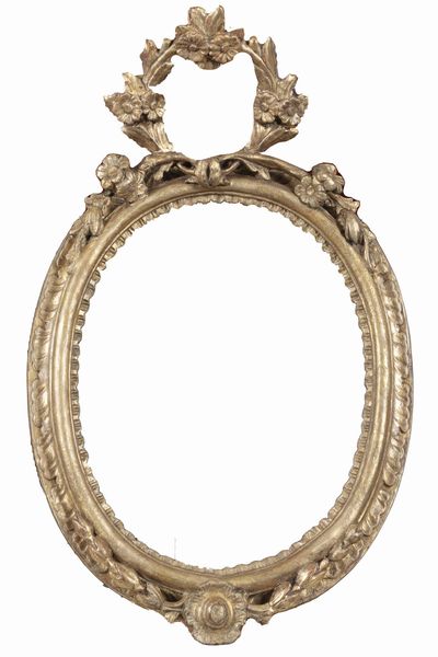 Cornice ovale in legno intagliato e dorato, con fastigio sulla sommit, secolo XVIII  - Asta Incanti d'Arte - Associazione Nazionale - Case d'Asta italiane