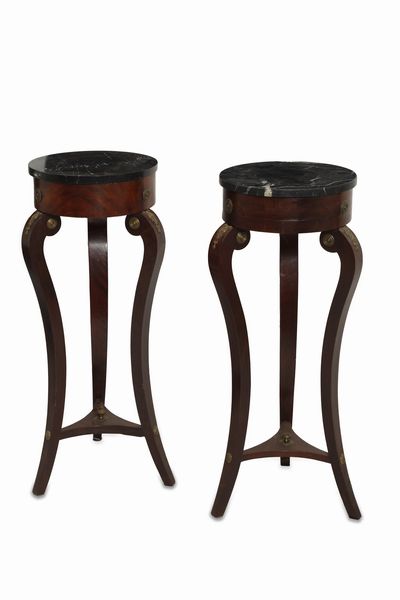 Coppia di gueridon in legno, con applicazioni in bronzo e piano in marmo nero, secolo XIX  - Asta Incanti d'Arte - Associazione Nazionale - Case d'Asta italiane