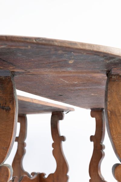 Antico tavolo scomponibile in due consolle a demi-lune e una parte centrale rettangolare  - Asta Incanti d'Arte - Associazione Nazionale - Case d'Asta italiane