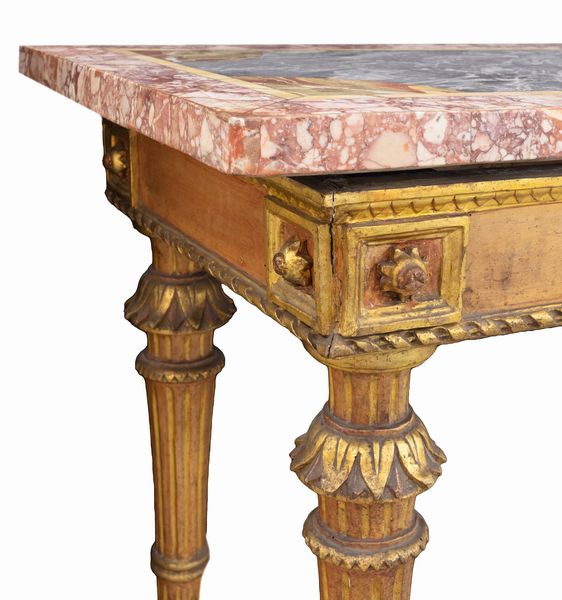 Console laccata e dorata Luigi XVI, con piano in marmo, fine del secolo XVIII  - Asta Incanti d'Arte - Associazione Nazionale - Case d'Asta italiane