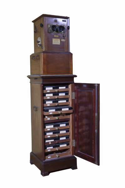 Taxiphote con mobile contenente collezione di vetrini fotografici, inizi secolo XX  - Asta Incanti d'Arte - Associazione Nazionale - Case d'Asta italiane