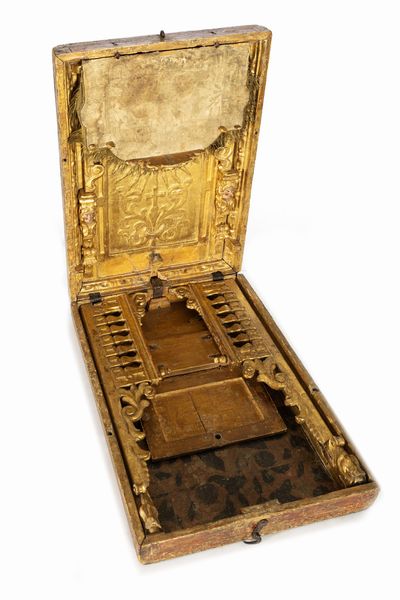 Altarolo da viaggio in legno dorato, secolo XVIII  - Asta Incanti d'Arte - Associazione Nazionale - Case d'Asta italiane