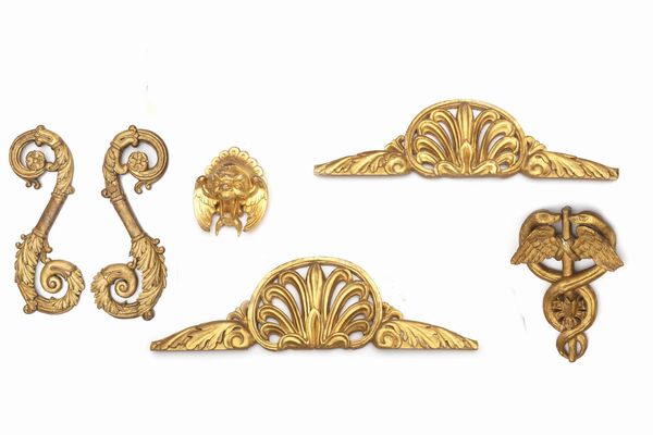 Lotto composto da sei antichi elementi decorativi in legno intagliato e dorato  - Asta Incanti d'Arte - Associazione Nazionale - Case d'Asta italiane