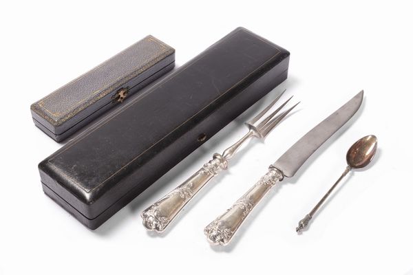 Lotto composto da un set di posate da portata e un cucchiaino da dolce in argento, Francia secolo XIX  - Asta Incanti d'Arte - Associazione Nazionale - Case d'Asta italiane