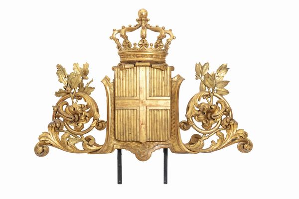 Grande fregio in legno intagliato e dorato con stemma sabaudo sormontato da corona, secolo XIX  - Asta Incanti d'Arte - Associazione Nazionale - Case d'Asta italiane