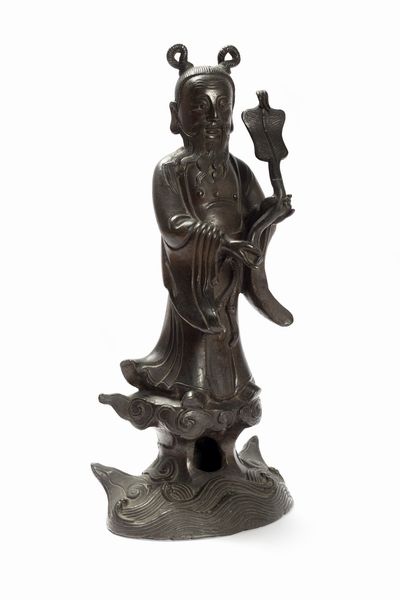 Scultura in bronzo raffigurante divinit con ventaglio, Cina fine dinastia Ming - inizi dinastia Qing  - Asta Incanti d'Arte - Associazione Nazionale - Case d'Asta italiane