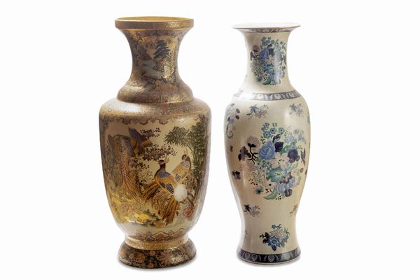 Due vasi orientali in porcellana policroma, secolo XX  - Asta Incanti d'Arte - Associazione Nazionale - Case d'Asta italiane