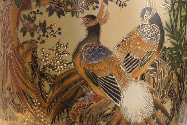 Due vasi orientali in porcellana policroma, secolo XX  - Asta Incanti d'Arte - Associazione Nazionale - Case d'Asta italiane