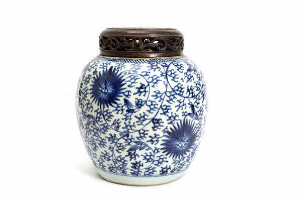 Vaso in porcellana bianca e blu, Cina secolo XVIII  - Asta Incanti d'Arte - Associazione Nazionale - Case d'Asta italiane