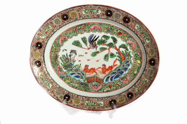 Piatto ovale in porcellana Famiglia Rosa, Cina Canton fine secolo XVIII  - Asta Incanti d'Arte - Associazione Nazionale - Case d'Asta italiane