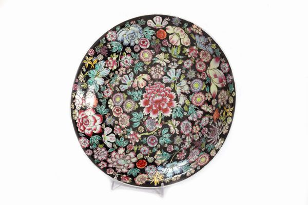 Piatto in porcellana policroma, Cina secolo XX  - Asta Incanti d'Arte - Associazione Nazionale - Case d'Asta italiane