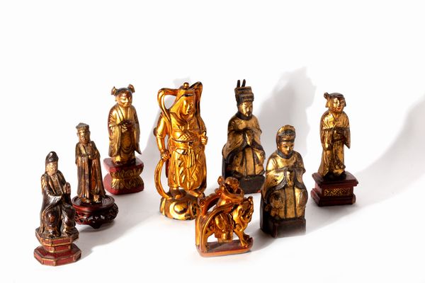 Lotto composto da otto sculture in legno laccato e dorato raffiguranti dignitari, Cina dinastia Qing  - Asta Incanti d'Arte - Associazione Nazionale - Case d'Asta italiane