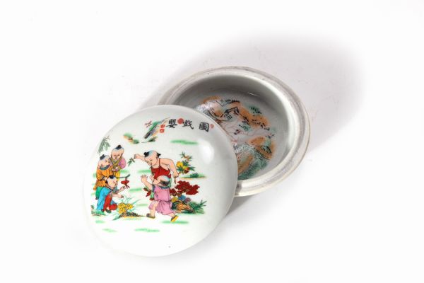 Scatolina in porcellana policroma con coperchio, decorata all'interno con scene erotiche, Cina secolo XX  - Asta Incanti d'Arte - Associazione Nazionale - Case d'Asta italiane