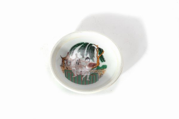 Scatolina in porcellana policroma con coperchio, decorata all'interno con scene erotiche, Cina secolo XX  - Asta Incanti d'Arte - Associazione Nazionale - Case d'Asta italiane