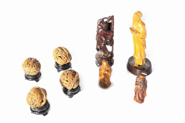 Lotto composto da quattro gusci di noce finemente intagliati e quattro piccole sculture in legno raffiguranti saggi, Cina secoli XIX - XX  - Asta Incanti d'Arte - Associazione Nazionale - Case d'Asta italiane