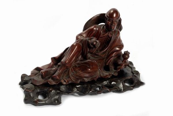 Scultura in legno raffigurante saggio sdraiato, Cina secolo XX  - Asta Incanti d'Arte - Associazione Nazionale - Case d'Asta italiane