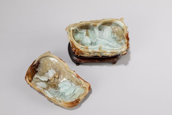 Scatola in giada Russett con figura e pipistrelli scolpiti all'interno, Cina secolo XX  - Asta Incanti d'Arte - Associazione Nazionale - Case d'Asta italiane