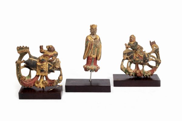 Lotto composto da tre piccole sculture in legno policromo e dorato, Cina secolo XIX  - Asta Incanti d'Arte - Associazione Nazionale - Case d'Asta italiane