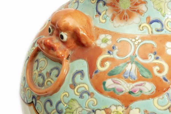 Vaso in porcellana policroma, con coperchio, Cina inizi secolo XX  - Asta Incanti d'Arte - Associazione Nazionale - Case d'Asta italiane
