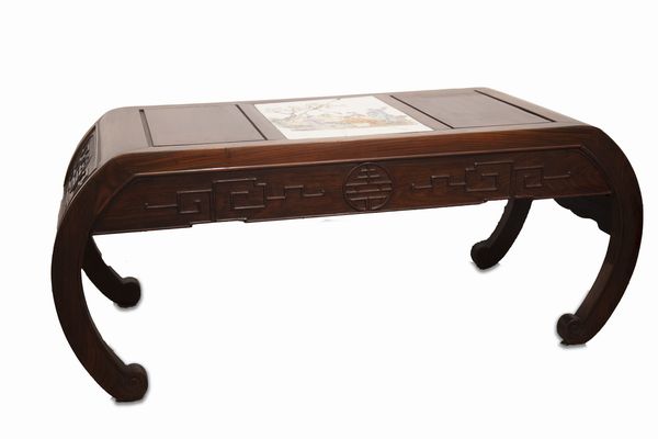 Tavolino in legno con formella di porcellana policroma, Cina dinastia Qing  - Asta Incanti d'Arte - Associazione Nazionale - Case d'Asta italiane