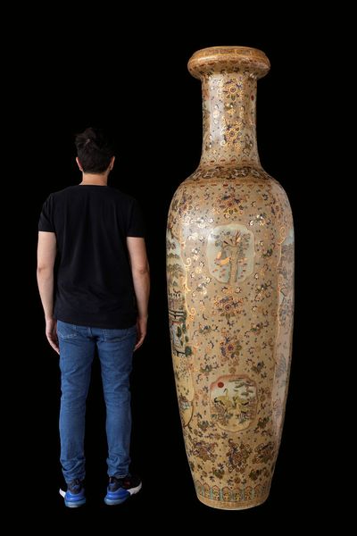 Grande e importante vaso Satsuma con decorazioni floreali e scene di vita di corte, Giappone inizio secolo XX  - Asta Incanti d'Arte - Associazione Nazionale - Case d'Asta italiane