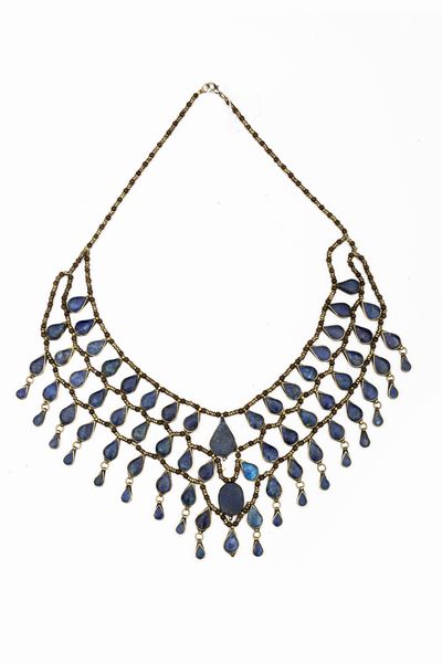 Collana mediorientale in metallo argentato e lapislazzuli  - Asta Incanti d'Arte - Associazione Nazionale - Case d'Asta italiane