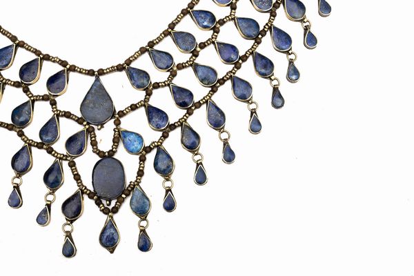 Collana mediorientale in metallo argentato e lapislazzuli  - Asta Incanti d'Arte - Associazione Nazionale - Case d'Asta italiane