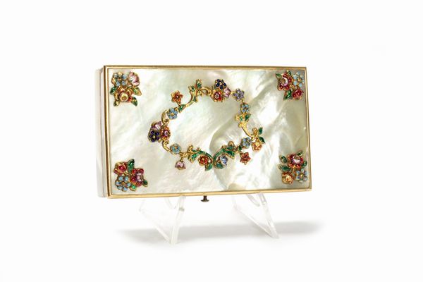 Set da cucito in madreperla, oro e smalti, fine secolo XIX - inizi secolo XX  - Asta Incanti d'Arte - Associazione Nazionale - Case d'Asta italiane