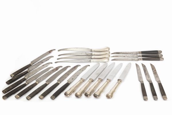 Lotto composto da ventitre coltelli  - Asta Incanti d'Arte - Associazione Nazionale - Case d'Asta italiane