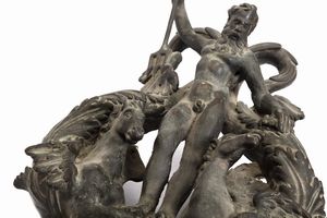 Antico e grande battente in bronzo raffigurante Nettuno con cavalli marini  - Asta Incanti d'Arte - Associazione Nazionale - Case d'Asta italiane