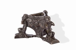 Antico calamaio in bronzo a tre piedi con satiri e mascheroni  - Asta Incanti d'Arte - Associazione Nazionale - Case d'Asta italiane