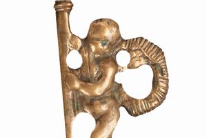Lotto composto da cinque antichi oggetti in bronzo: tre maniglie e due porta candele  - Asta Incanti d'Arte - Associazione Nazionale - Case d'Asta italiane