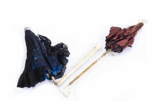 Lotto composto da due ombrellini da bambola con prese in osso, e uno da passeggio con presa a forma di cane, secolo XIX  - Asta Incanti d'Arte - Associazione Nazionale - Case d'Asta italiane
