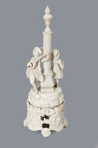 Gruppo scultoreo in maiolica bianca di Nove di Bassano raffigurante due musici appoggiati a una colonna, secolo XVIII  - Asta Incanti d'Arte - Associazione Nazionale - Case d'Asta italiane