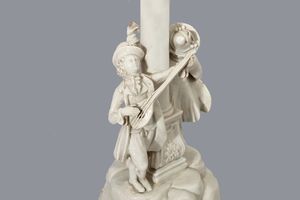 Gruppo scultoreo in maiolica bianca di Nove di Bassano raffigurante due musici appoggiati a una colonna, secolo XVIII  - Asta Incanti d'Arte - Associazione Nazionale - Case d'Asta italiane