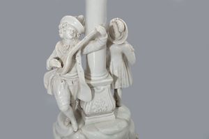 Gruppo scultoreo in maiolica bianca di Nove di Bassano raffigurante due musici appoggiati a una colonna, secolo XVIII  - Asta Incanti d'Arte - Associazione Nazionale - Case d'Asta italiane