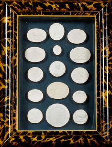 Coppia di cornici a teca in finta tartaruga con calchi in gesso di cammei, in stile neoclassico  - Asta Incanti d'Arte - Associazione Nazionale - Case d'Asta italiane