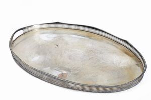Grande vassoio in metallo argentato, Inghilterra secolo XX  - Asta Incanti d'Arte - Associazione Nazionale - Case d'Asta italiane